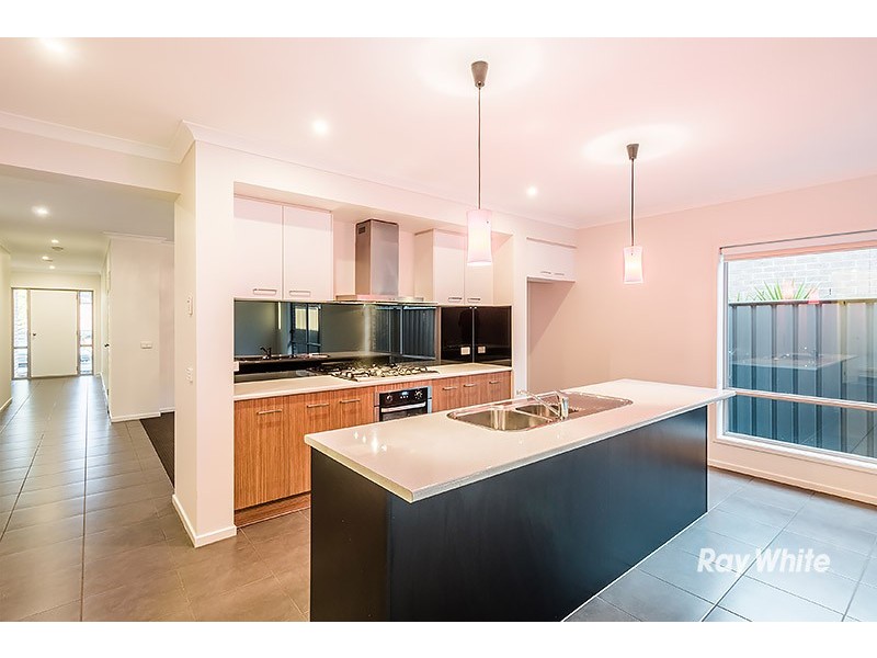 18 San Fratello Street, Clyde North VIC 3978