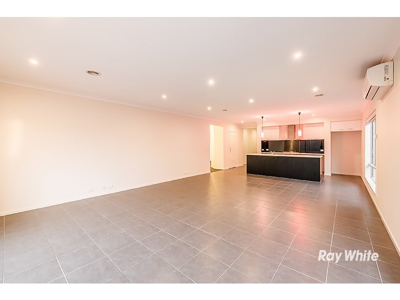 18 San Fratello Street, Clyde North VIC 3978