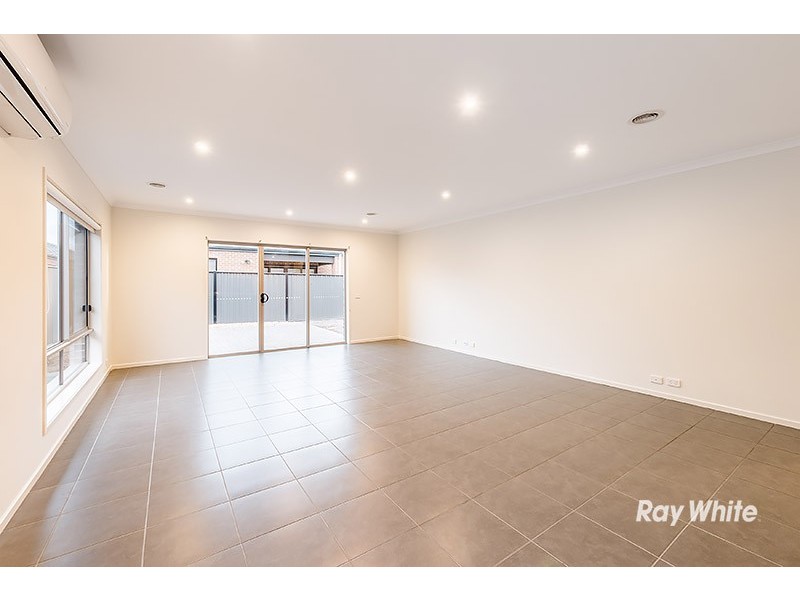 18 San Fratello Street, Clyde North VIC 3978