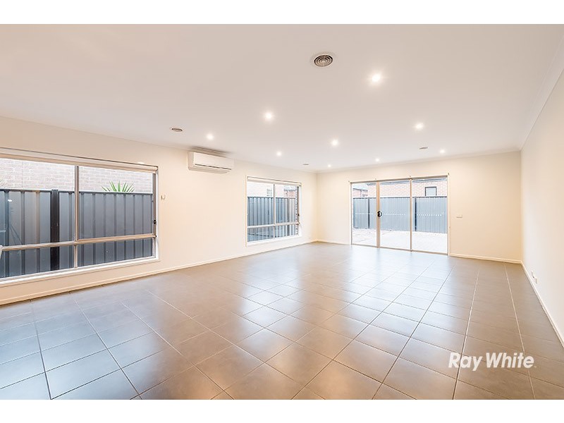 18 San Fratello Street, Clyde North VIC 3978