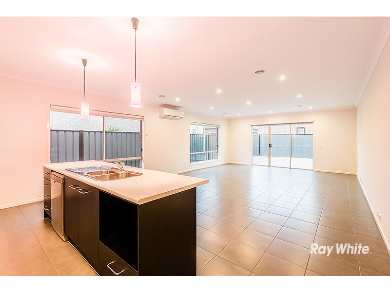 18 San Fratello Street, Clyde North VIC 3978