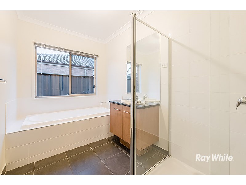 18 San Fratello Street, Clyde North VIC 3978