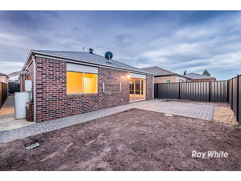 18 San Fratello Street, Clyde North VIC 3978