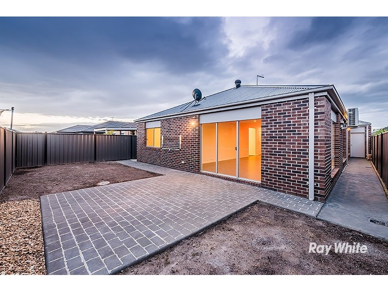 18 San Fratello Street, Clyde North VIC 3978