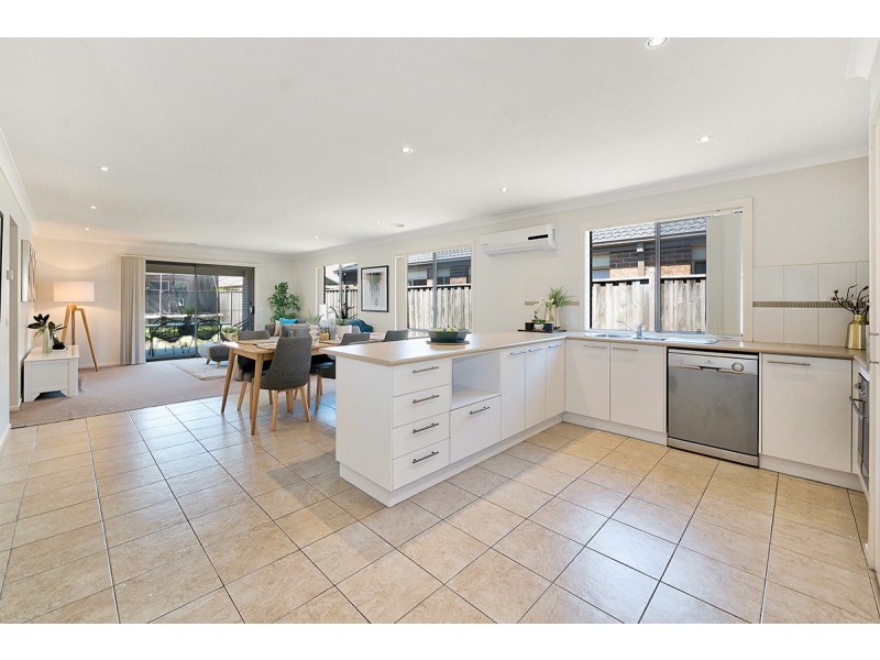 8 Islington Avenue, Cranbourne North VIC 3977