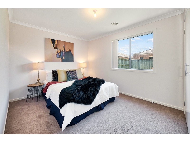 8 Islington Avenue, Cranbourne North VIC 3977