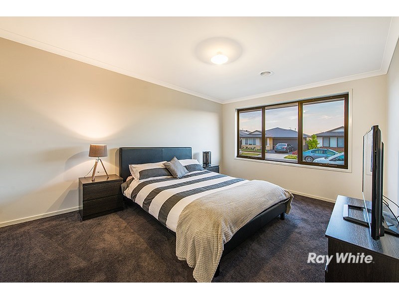 11 Baranello Crescent, Cranbourne East VIC 3977