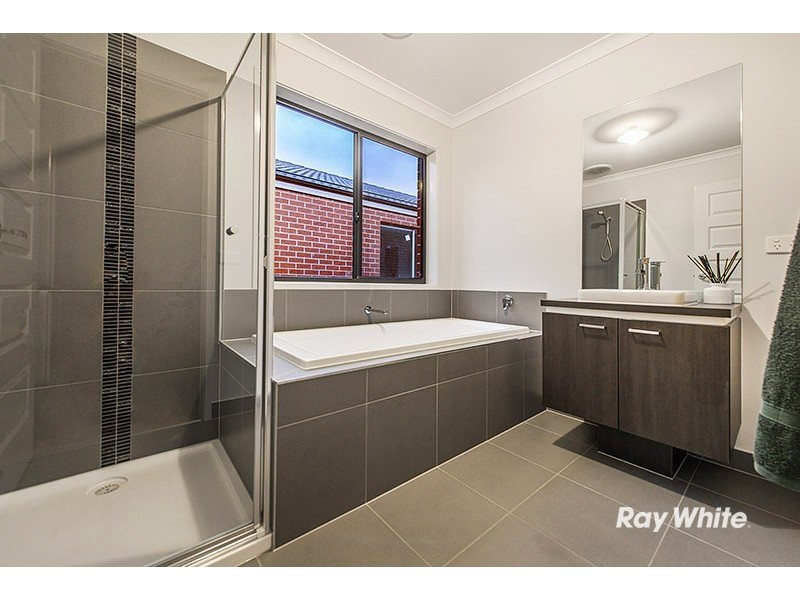 11 Baranello Crescent, Cranbourne East VIC 3977