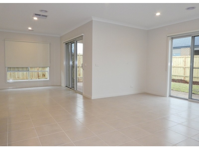 80 Longshore Drive, Clyde North VIC 3978