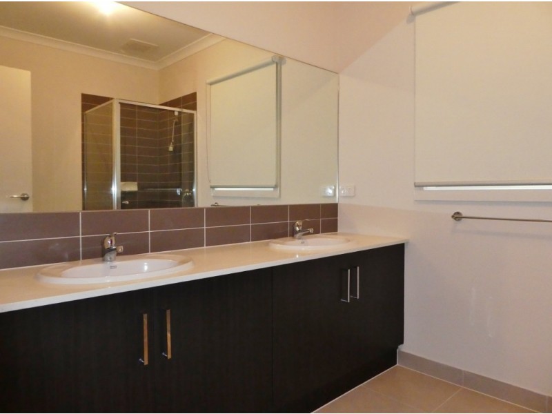 80 Longshore Drive, Clyde North VIC 3978