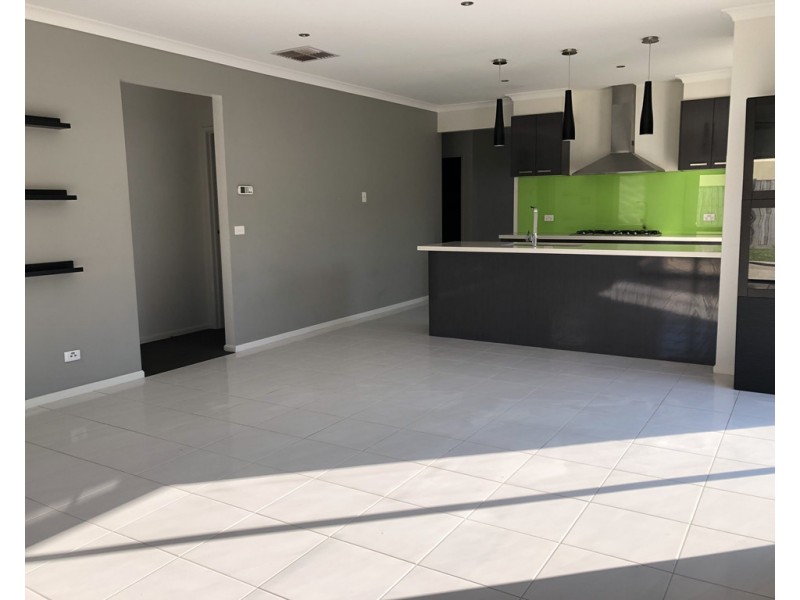 14 Davenport Crescent, Cranbourne West VIC 3977