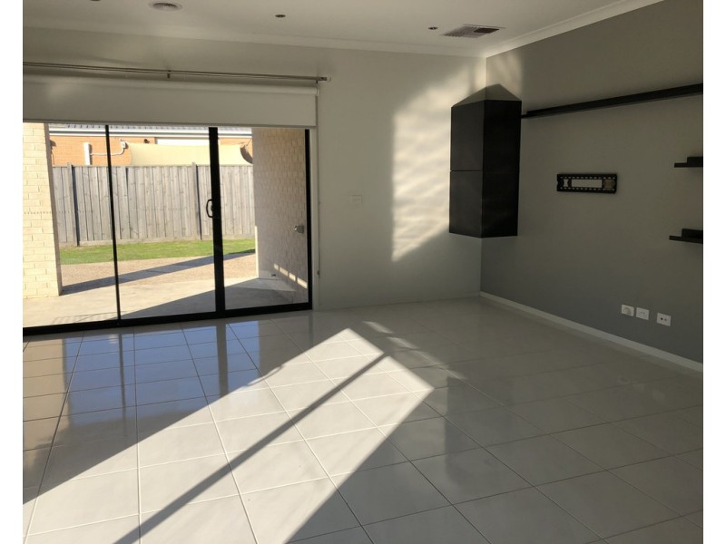 14 Davenport Crescent, Cranbourne West VIC 3977