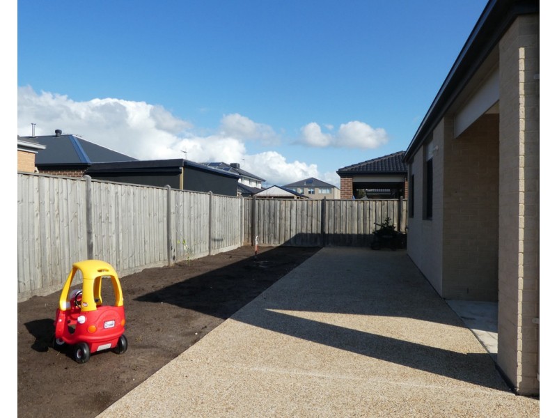 14 Davenport Crescent, Cranbourne West VIC 3977