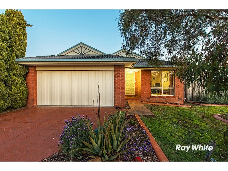 16 Elanora Way, Hampton Park VIC 3976