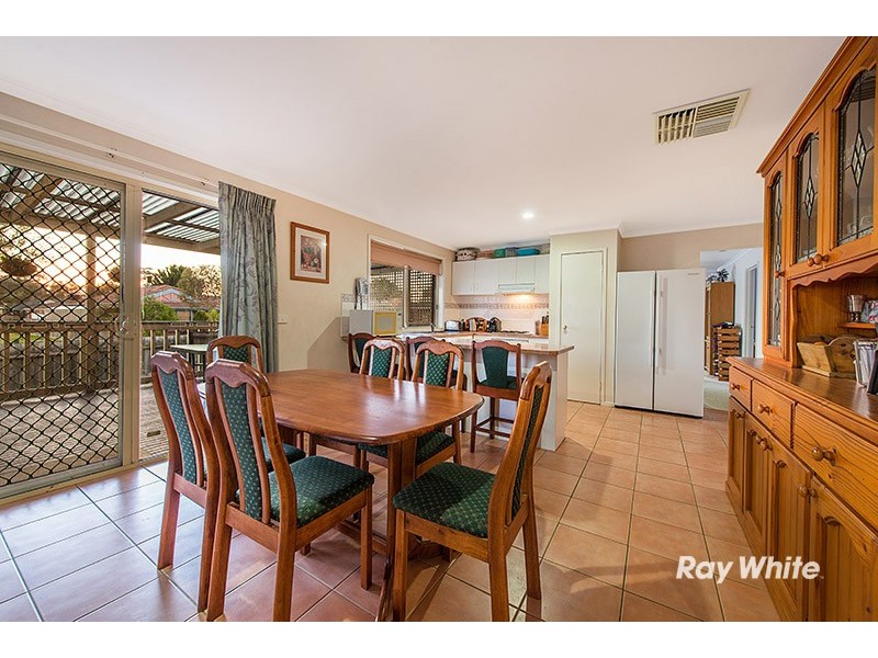 16 Elanora Way, Hampton Park VIC 3976