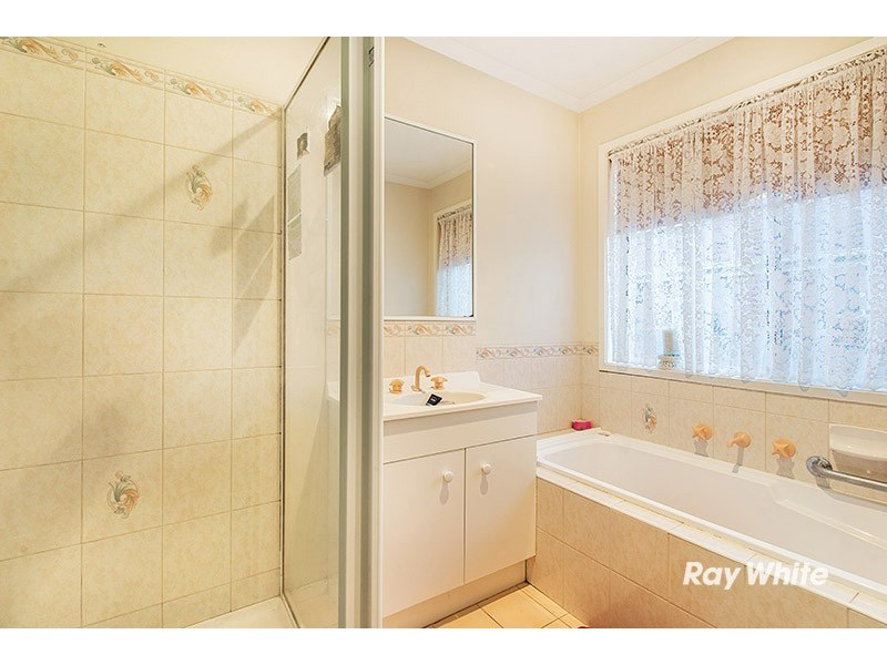 16 Elanora Way, Hampton Park VIC 3976