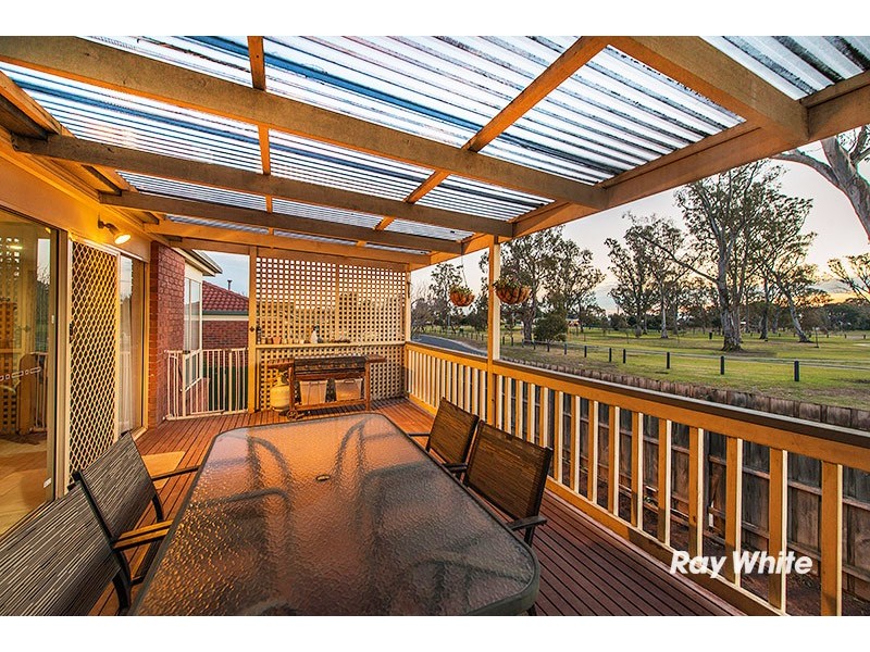 16 Elanora Way, Hampton Park VIC 3976