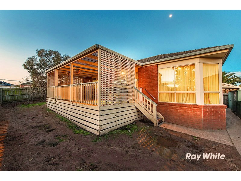 16 Elanora Way, Hampton Park VIC 3976