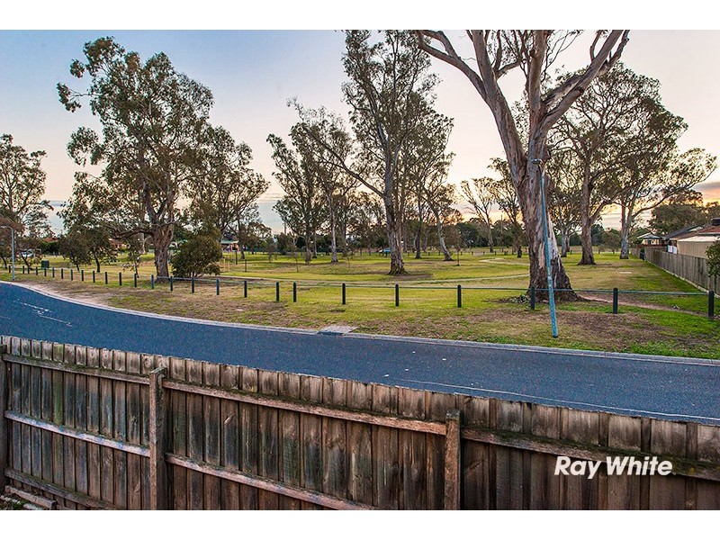 16 Elanora Way, Hampton Park VIC 3976