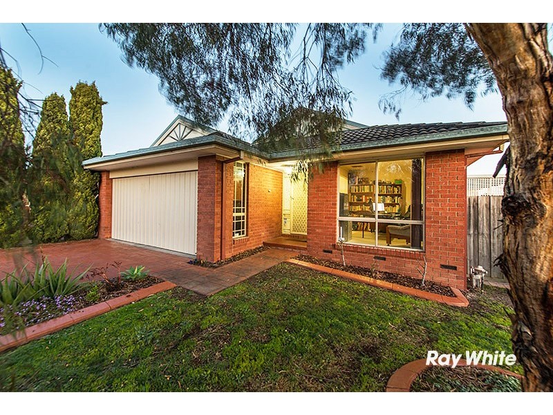 16 Elanora Way, Hampton Park VIC 3976