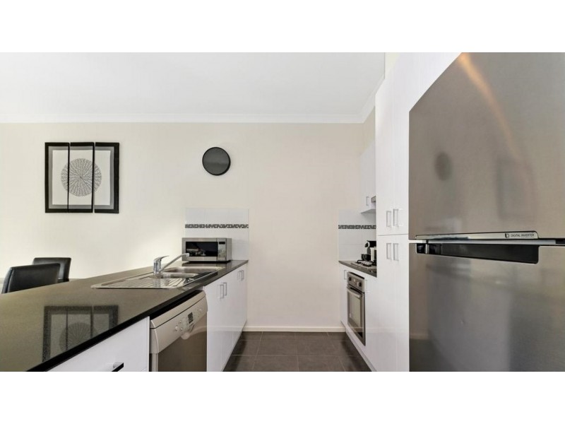 8 Kavanagh Lane, Clyde North VIC 3978