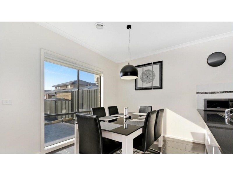 8 Kavanagh Lane, Clyde North VIC 3978