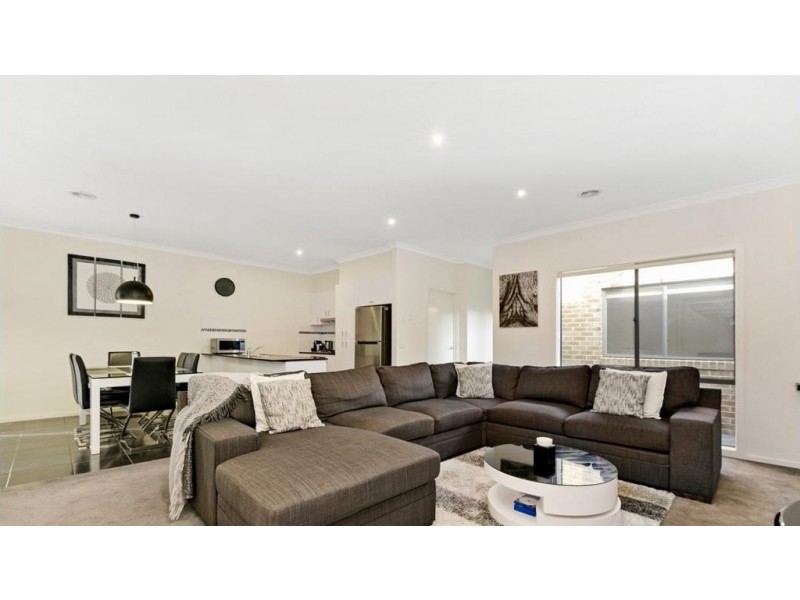 8 Kavanagh Lane, Clyde North VIC 3978