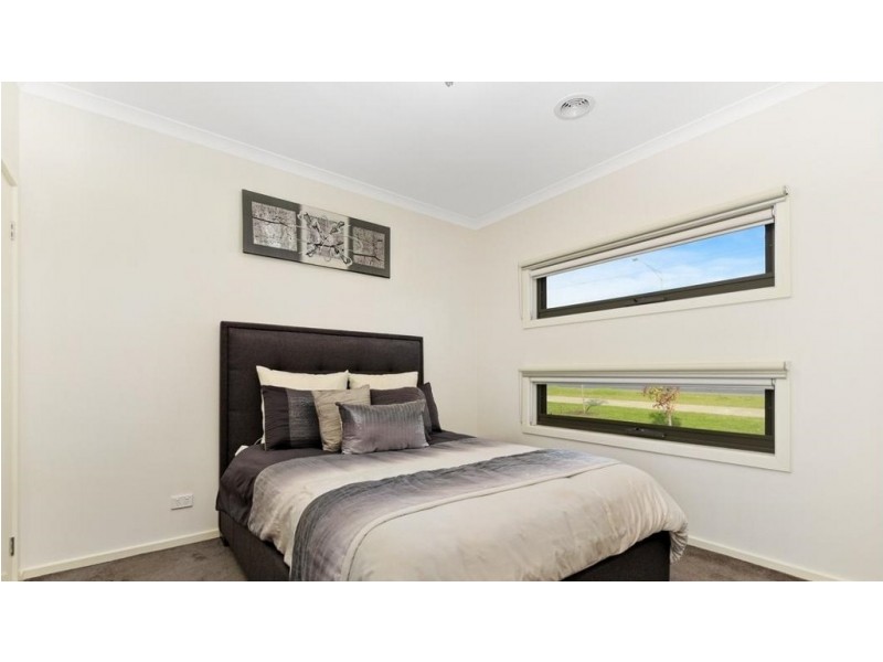 8 Kavanagh Lane, Clyde North VIC 3978