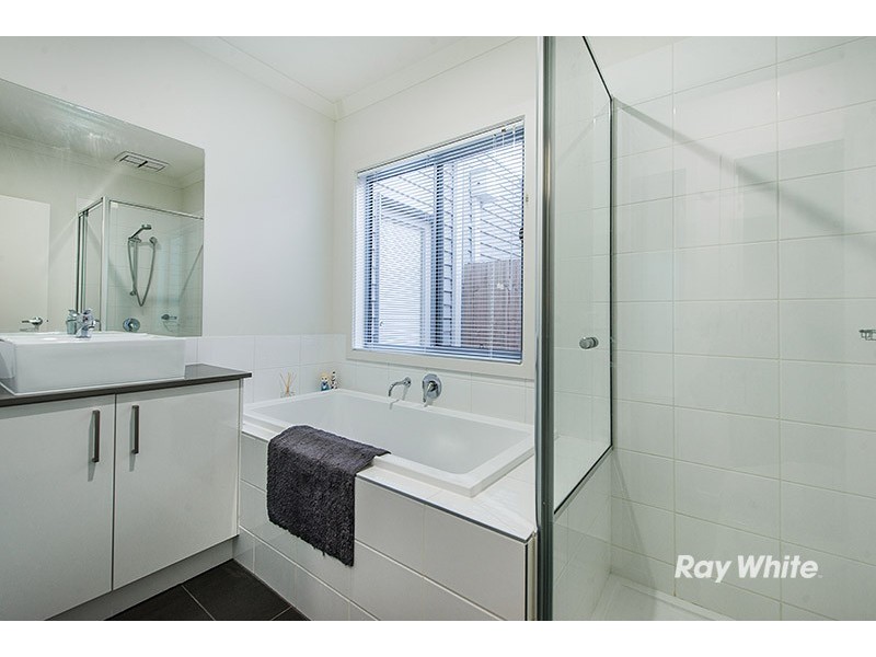 19 Denistoun Crescent, Cranbourne VIC 3977