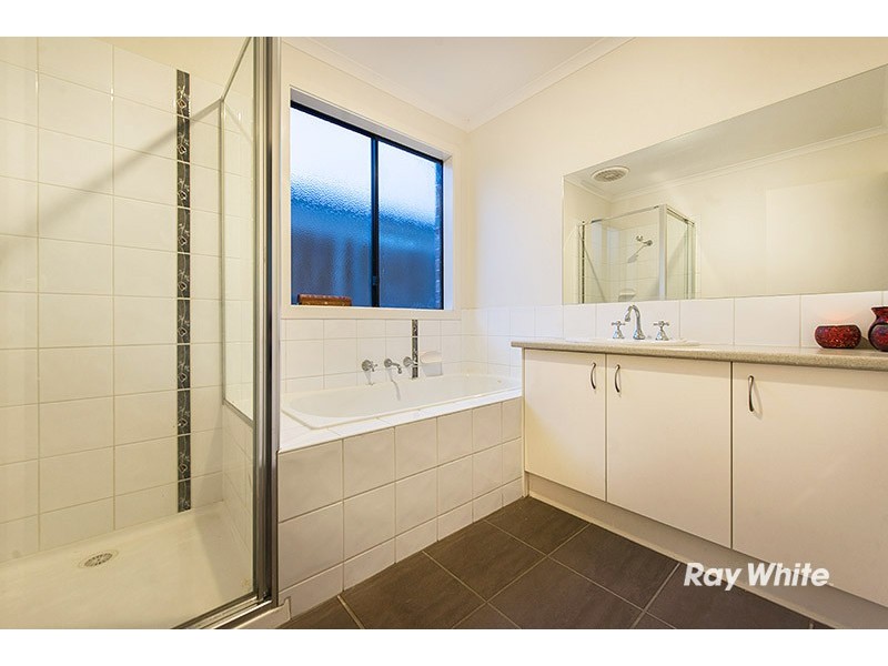 71 Calais Circuit, Cranbourne West VIC 3977