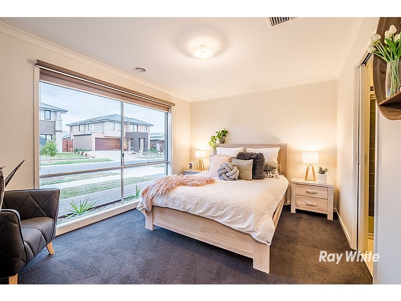 6 Hassett Lane, Cranbourne West VIC 3977