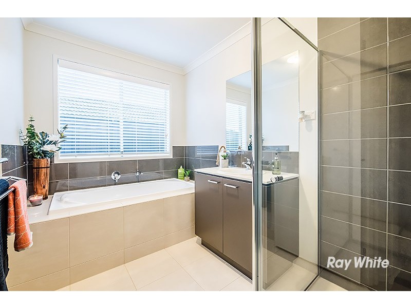 6 Hassett Lane, Cranbourne West VIC 3977