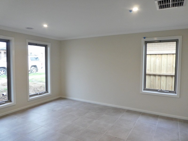 40 Barley Crescent, Clyde North VIC 3978