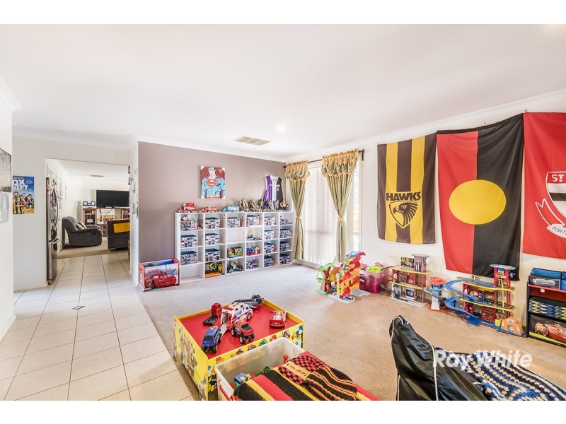 22 St Ives Drive, Narre Warren South VIC 3805