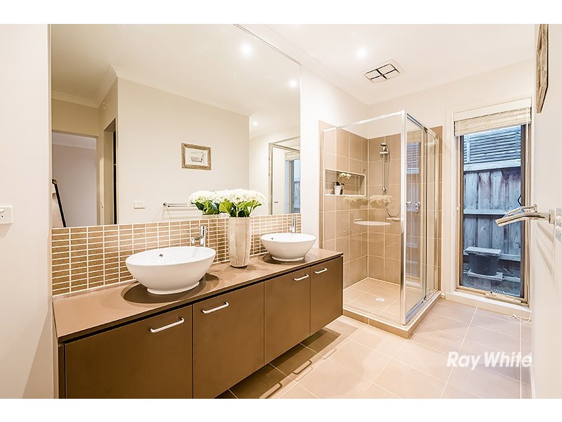 39 Thunderbolt Drive, Cranbourne East VIC 3977