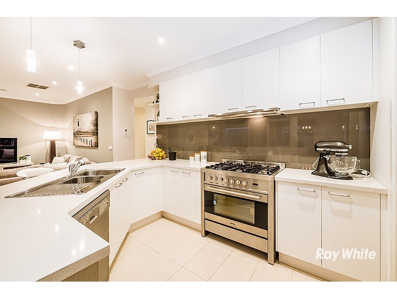 39 Thunderbolt Drive, Cranbourne East VIC 3977