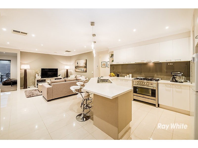 39 Thunderbolt Drive, Cranbourne East VIC 3977