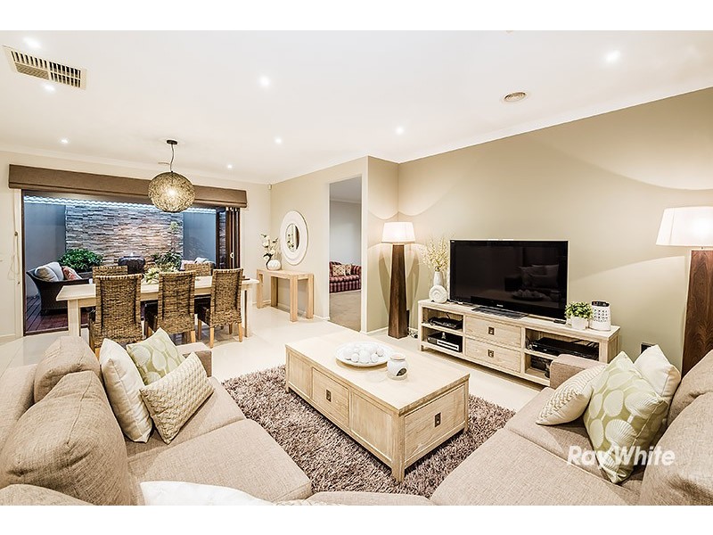 39 Thunderbolt Drive, Cranbourne East VIC 3977