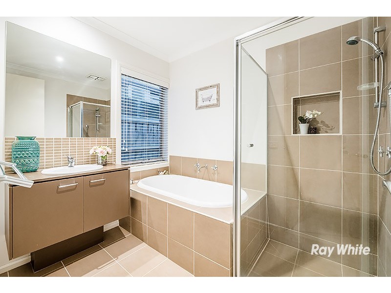 39 Thunderbolt Drive, Cranbourne East VIC 3977