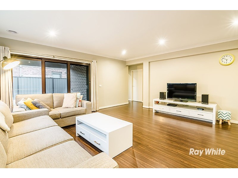 8 Falabela Road, Clyde North VIC 3978