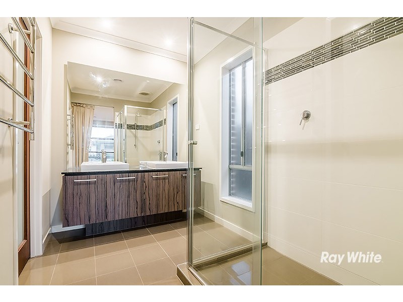 8 Falabela Road, Clyde North VIC 3978