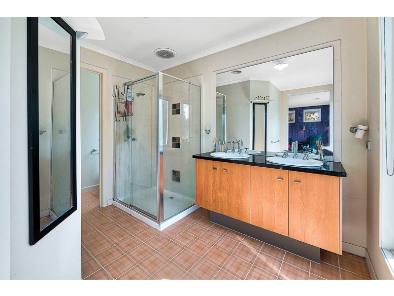 1 Cresta Court, Berwick VIC 3806