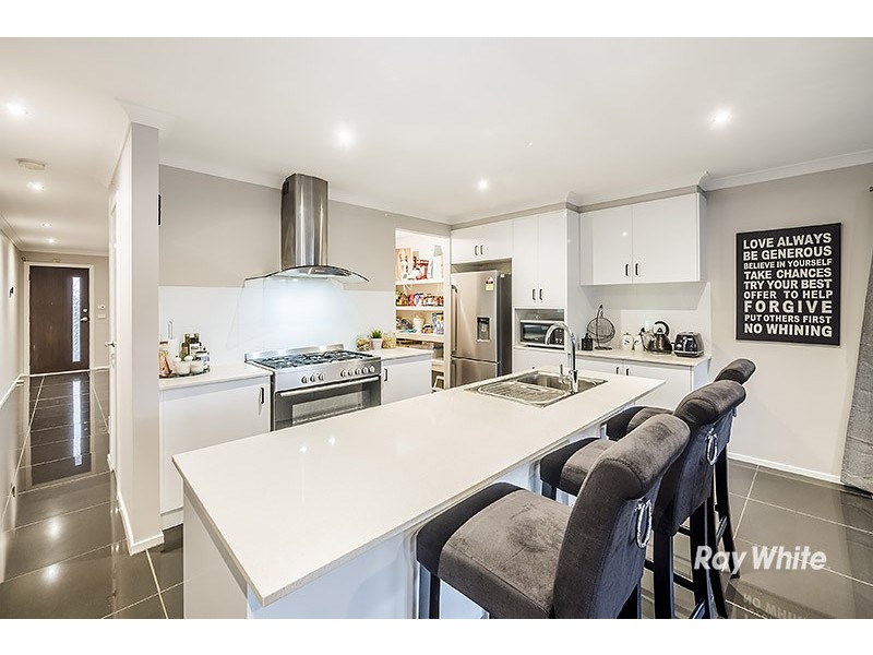 7 Maeve Circuit, Clyde North VIC 3978