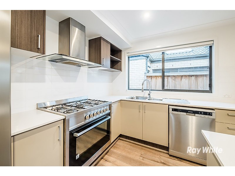 8 Hassett Lane, Cranbourne West VIC 3977