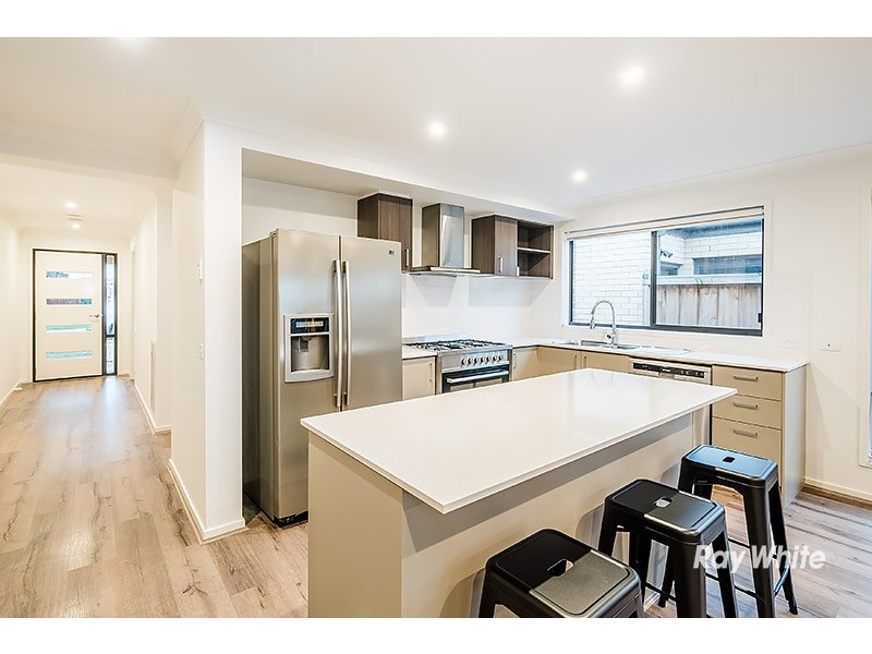 8 Hassett Lane, Cranbourne West VIC 3977