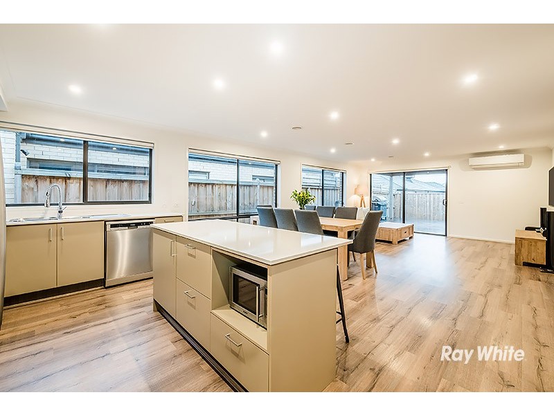 8 Hassett Lane, Cranbourne West VIC 3977