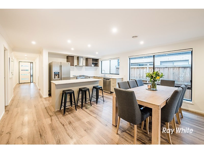 8 Hassett Lane, Cranbourne West VIC 3977