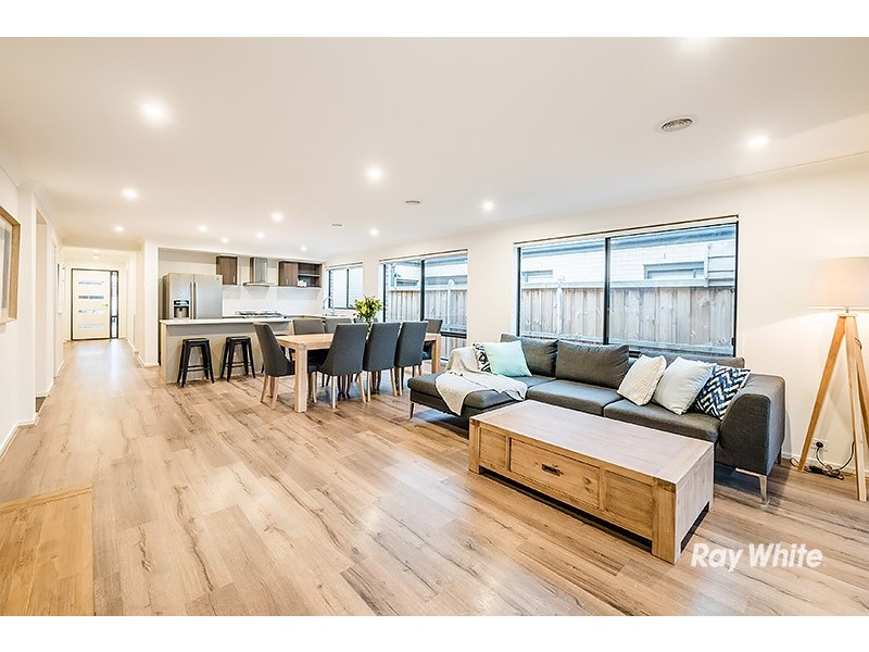 8 Hassett Lane, Cranbourne West VIC 3977