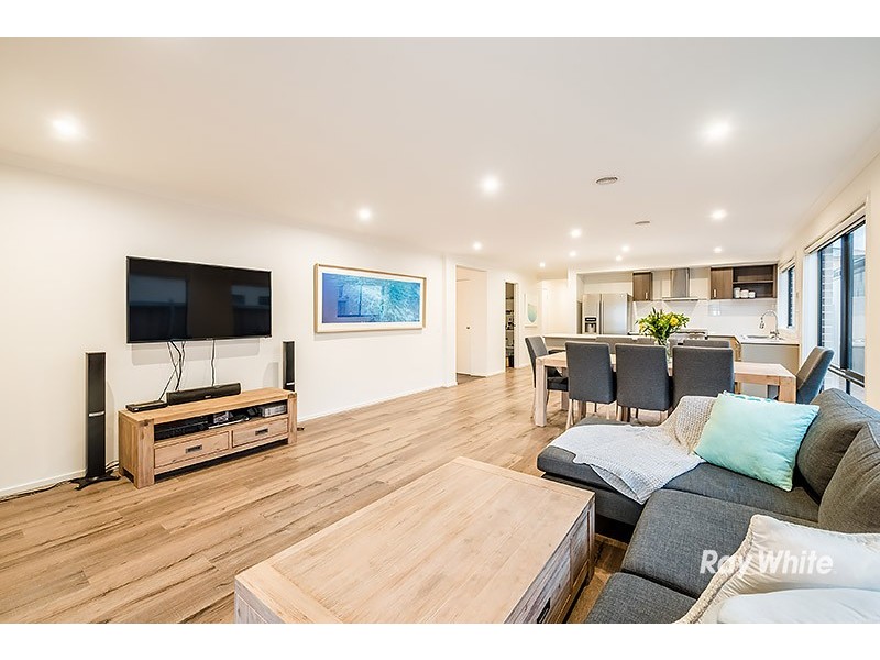 8 Hassett Lane, Cranbourne West VIC 3977