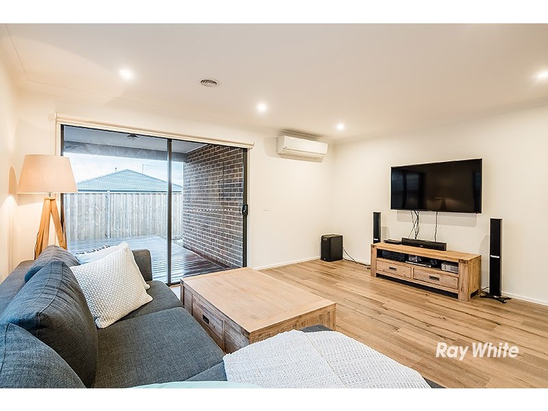 8 Hassett Lane, Cranbourne West VIC 3977